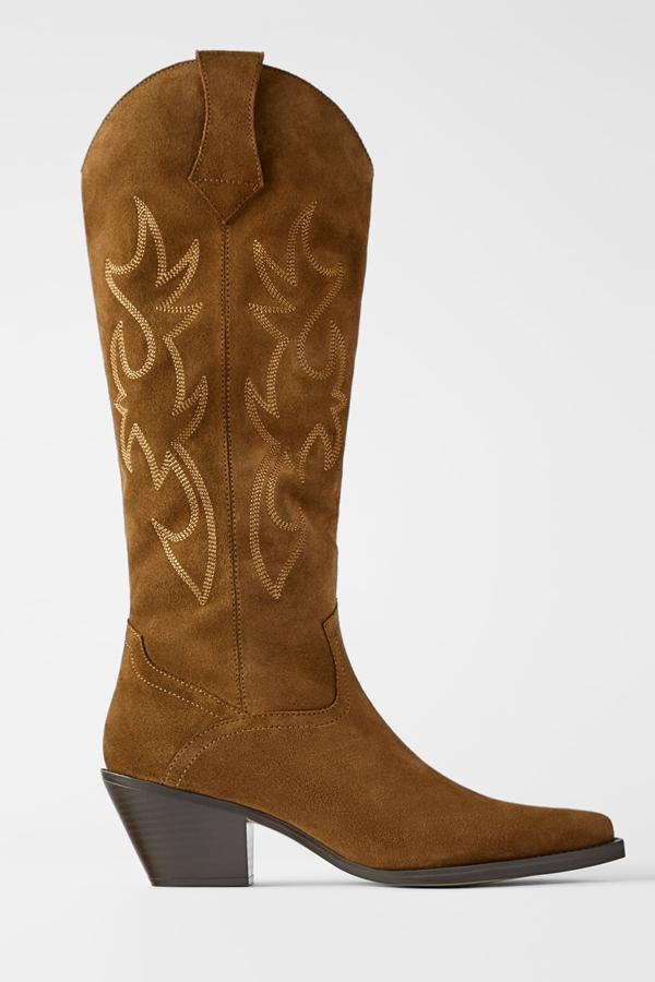 De caña alta, con los pespuntes clásicos de este tipo de calzado - que hacen dibujos- y en ante marrón. Este modelo de Zara reúne todas las cualidades de las perfectas botas cowboy (79,95 euros).