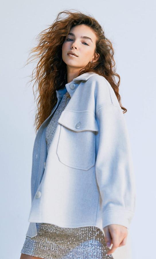 Otra buena opción es optar por resaltar tus labios con algún labial metalizado o, como en este caso, con toques de purpurina plateada.