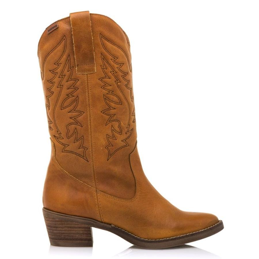 Este modelo de Mustang, a la venta en Merkal, es de cuero con un ligero degradado y unos de los cortes más clásicos de todas las botas que hemos visto (89,99 euros). Ojo al detalle de la punta redondeada y ligeramente levantada.