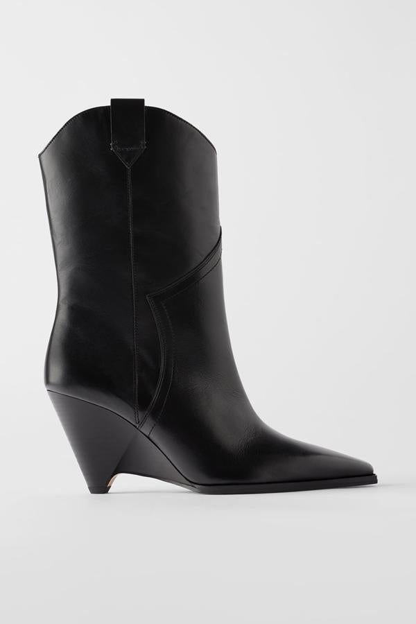 En Zara tienen el modleo perfecto para todas las mujeres a las que no les gustan demasiado las botas cowboy pero no se pueden resistir a ir a la moda. Cuestan 99,95 euros.