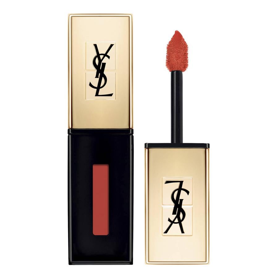 Cuando llevas el color por bandera es importante que también innoves en tus sombras de ojos o tus tonos labiales. Este en color naranja de Yves Saint Laurent cuesta 36,55 euros en Sephora y pertenece a la colección Rouge Pur Couture.