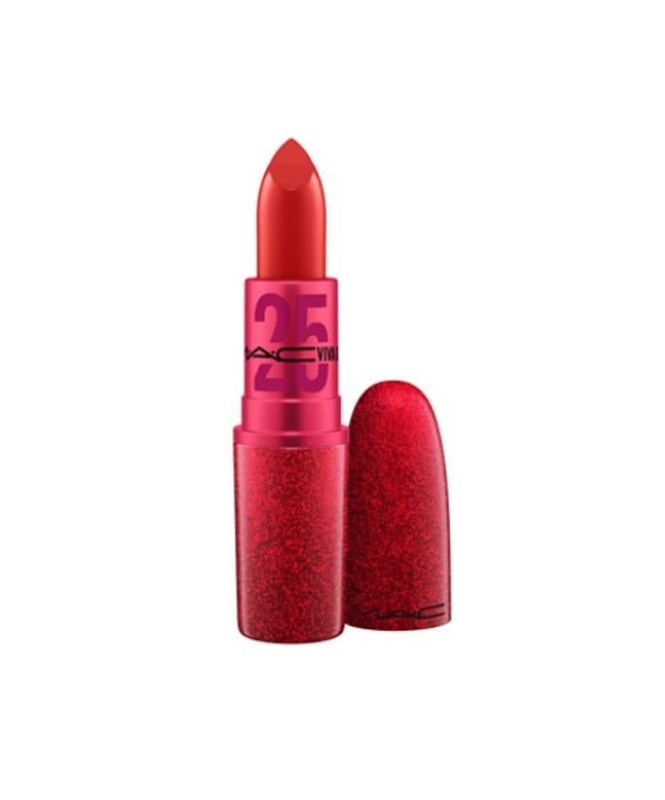 El rojo intenso siempre es un acierto y el icónico mate viva glam de MAC es la mejor elección ahora que cumple 25 años. Cuesta 19,50 euros.