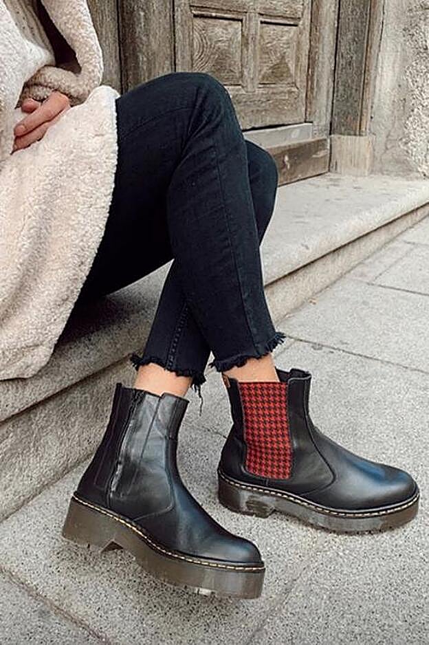 La imagen que compartió Turiel en sus redes con unos botines que tienen un detalle en estampado pata de gallo.