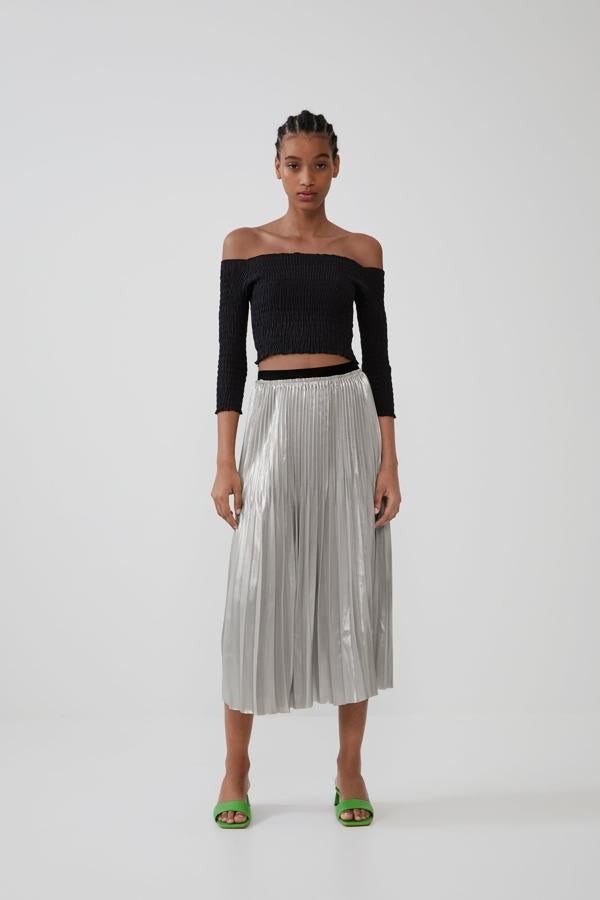 Una de las apuestas de Zara es esta falda midi plisada de tiro alto con cintura elástica combinada con terciopelo y forro interior. Cuesta 29,95 euros.