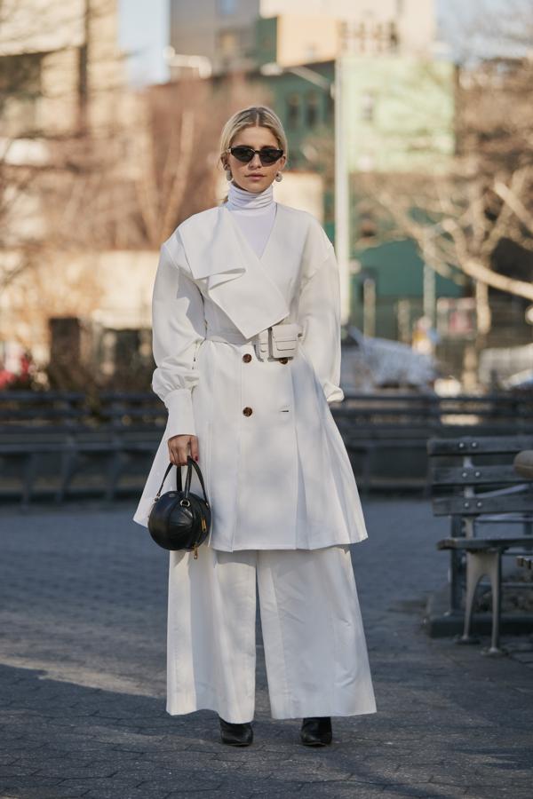 Pantalón de pata de elefante con gabardina y camiseta de cuello vuelto.