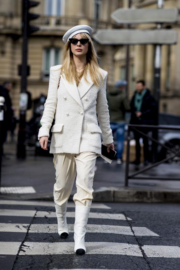 Total white con aire parisino. Blazer larga al más puro estilo Chanel con pantalón, botas y boina.