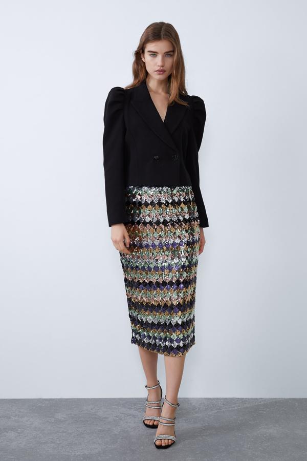 Agotada en las tallas XS y L, esta falda con lentejuelas, cintura elástica y formato tubo es de Zara y cuesta 29,95 euros. Su combinación de colores, entre ellos el rosa, el verde y el azul pastel, ofrece un sinfín de combinaciones.