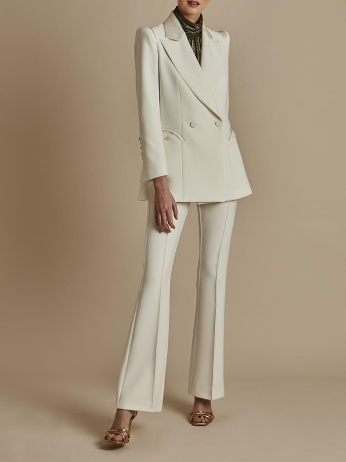 Traje blanco formado por blazer (149,99 euros) y pantalón (74,99 euros). Disponible también en negro.