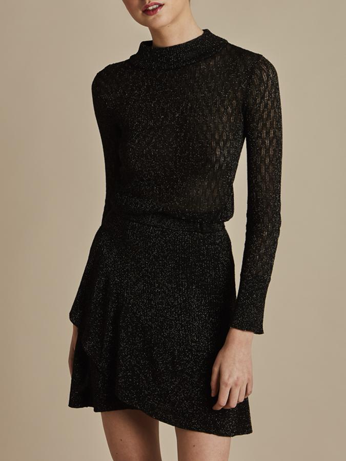 Conjunto formado por jersey de lúrex de manga larga y cuello perkins (59,99 euros) y minifalda con volante (59,99 euros).