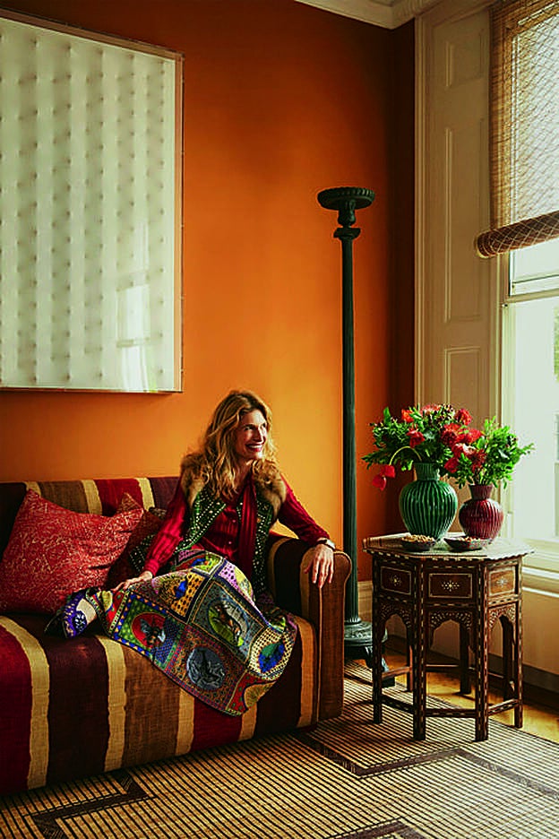 Martina Mondadori en su casa de Londres. Acaba de lanzar el número 12 de su revista con una portada diseñada por Fendi. En el interior, espacios ricos, barrocos y con historia.