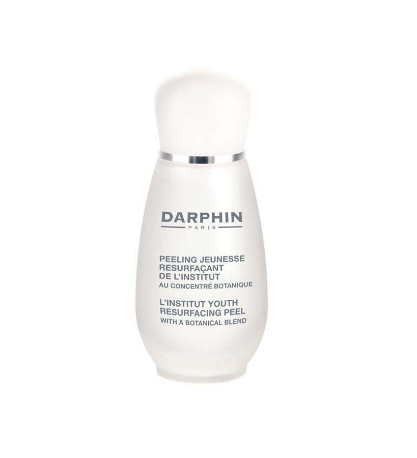 Con extractos naturales de castaño y hamamelis proporciona la luminosidad y suavidad de un peeling de bajo contenido glicólico que irrita menos la piel. Se utiliza una noche por semana y no está  recomendado para pieles sensibles, ya que su fórmula es más agresiva que otros peelings y te ofrece resultados en solo cinco minutos. (60 €).