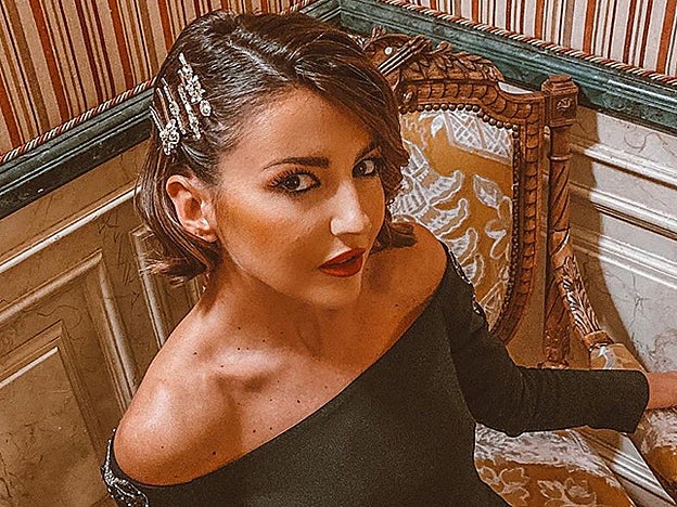 Alexandra Pereira ha optado por las horquillas de brillantes, pero las de perlas también son imprescindibles.