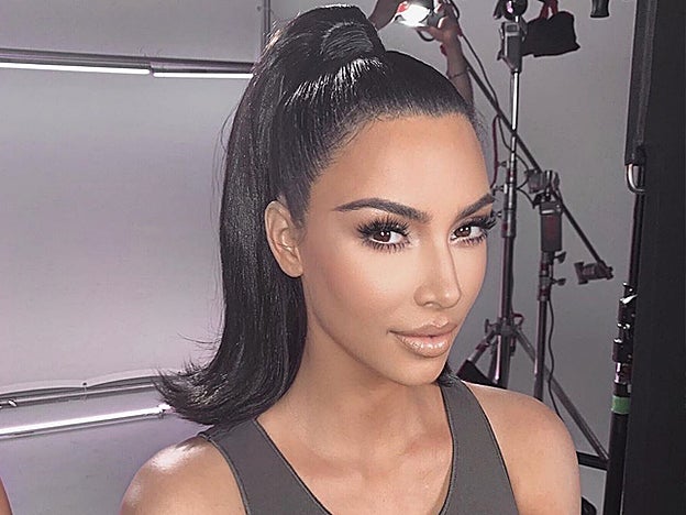 Kim Kardashiasn suele lelvar todas las tendnecias y esta coleta sesentera no iba a ser menos.