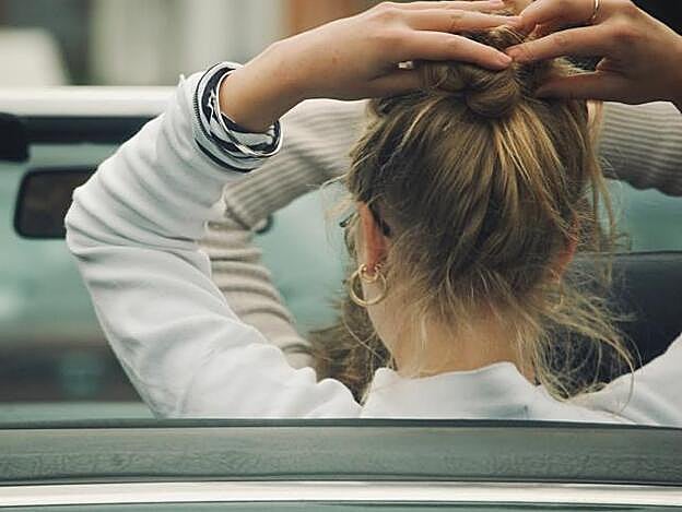 A veces los peinados para salir del paso terminan convirtiéndose en un infierno de nudos.