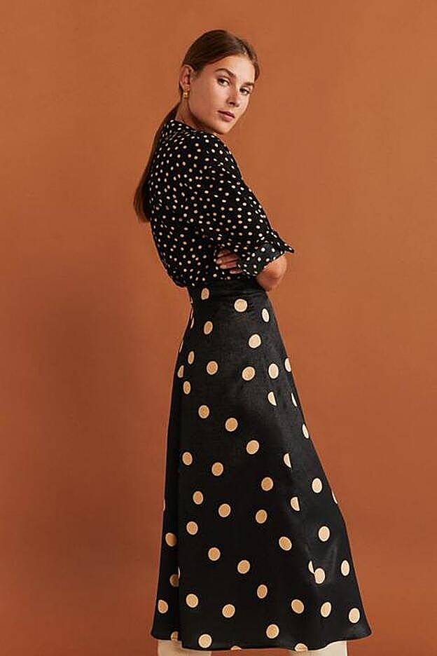 En el catálogo de Mango podemos encontrar una blusa a juego.