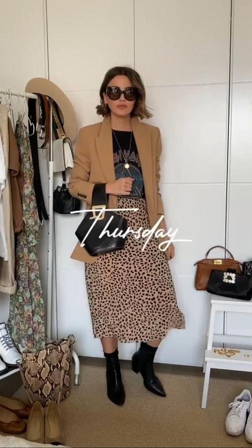 Para el jueves, Alexandra Pereira propone combinar la blazer con una falda estampada midi de Asos, unos botines cowboy negros de la misma firma, una camiseta estampada de Mint Eyes y un bolso negro de Farfetch.
