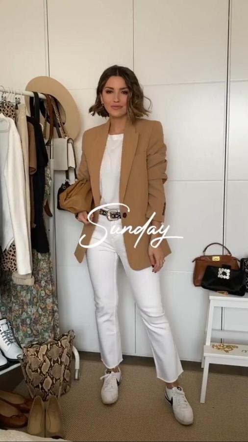 Para el domingo, Alexandra Pereira opta por combinarla con prendas blancas: camiseta pantalón de Asos y zapatillas Nike.