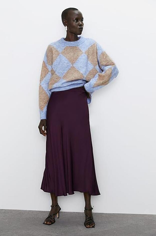 Falda midi de Zara en tono Berenjena (39,95 euros).