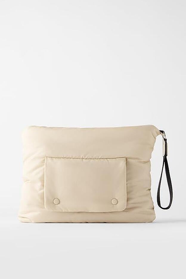 Bolso de mano acolchado de Zara en color beis claro.
