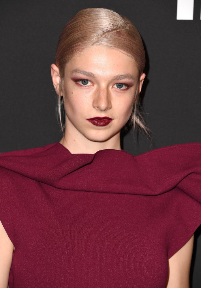 Márcate un match combinando ojos, labios y vestido como Hunter Schafer. Todo al burdeos, uno de los tonos favoritos para looks beauty de noche.