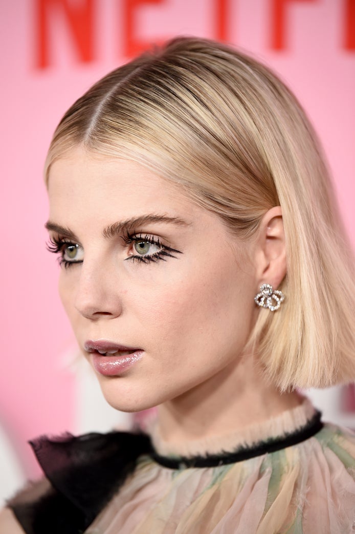 Desafía las pestañas inferiores y crea unas nuevas cargadas de drama con ayuda de un eyeliner. Conseguirás un maquillaje de ojos tan potente que no necesitarás nada más; solo un toque de gloss en los labios y un rostro mate como el de Lucy Boynton.