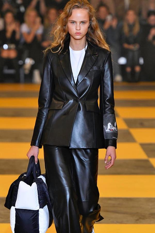 Olivia Vinten también se ha convertido en una de las musas de Off-White, y además de protagonizar campañas de la marca, desfiló con su colección otoño-invierno 2019 en la Semana de la Moda de París.