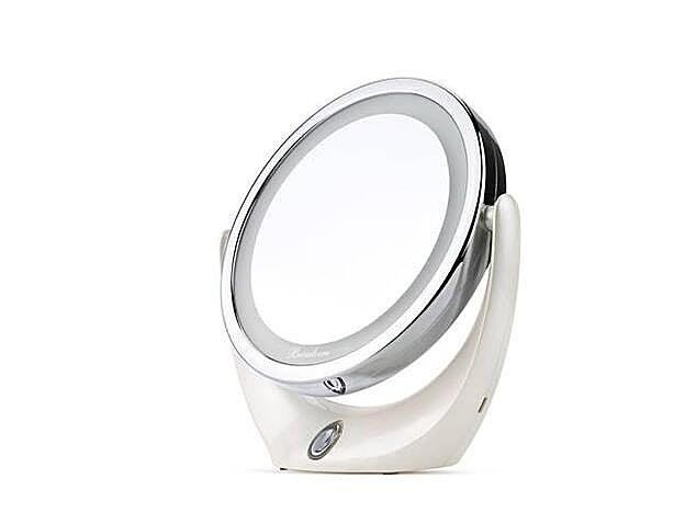 Este espejo portátil replica la luz natural e incluye un espejo de aumento.