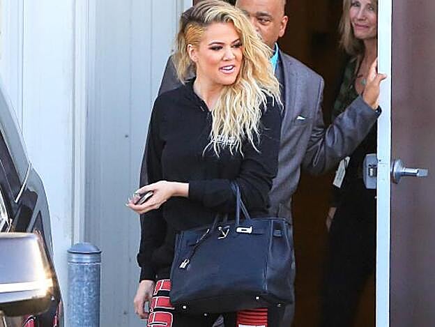 En esta foto no puedes verlo, pero lleva Khloé Kardashian combina el Birkin con unas chanclas que son el horror