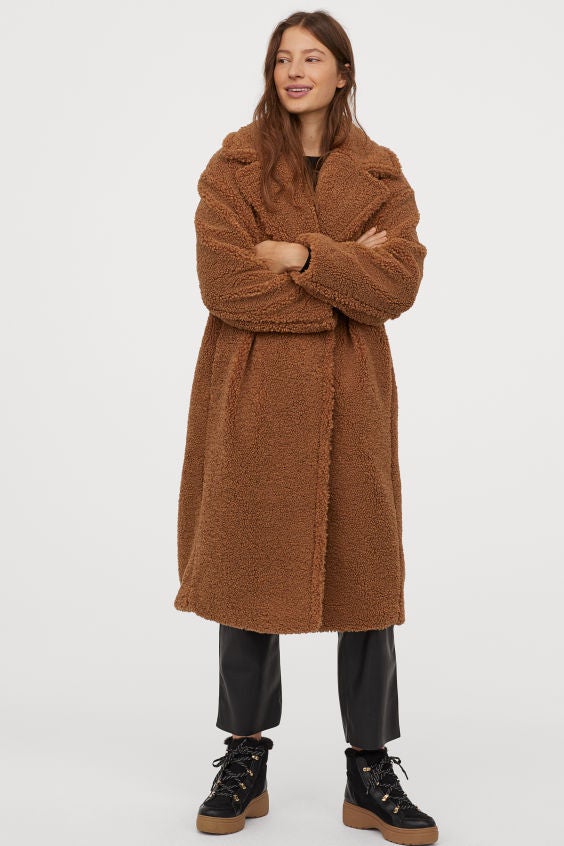 Un best seller del invierno: abrigo borreguito XXL de H&M en tono camel. (89,99 euros).