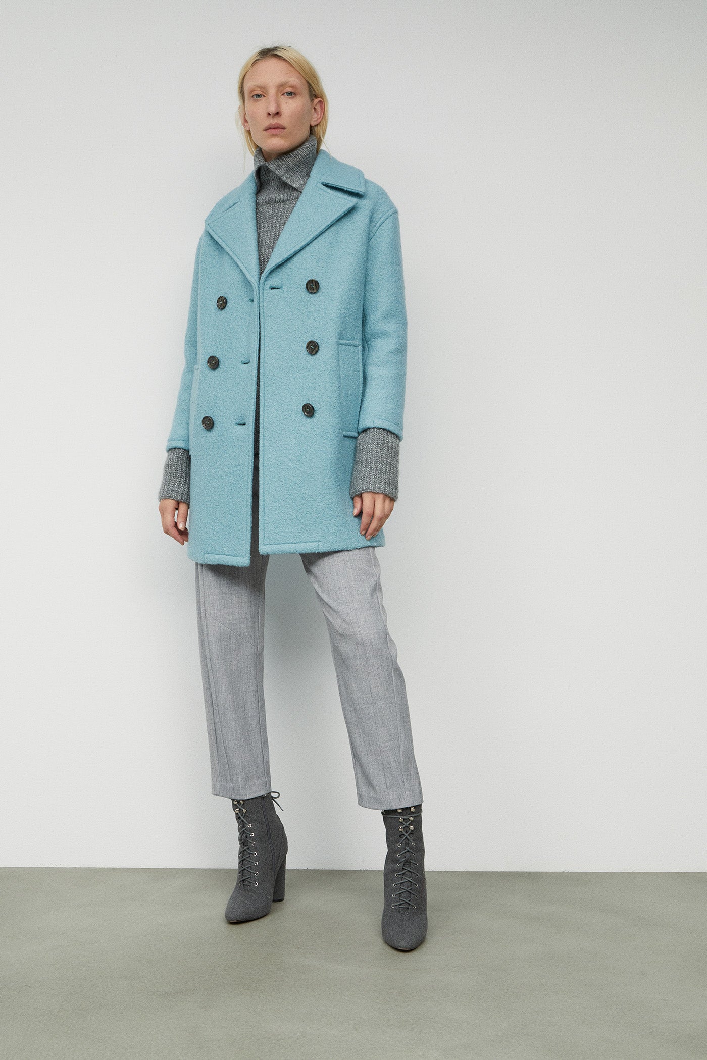 Abrigo de paño con textura rizada de Sfera. (69,99 euros).