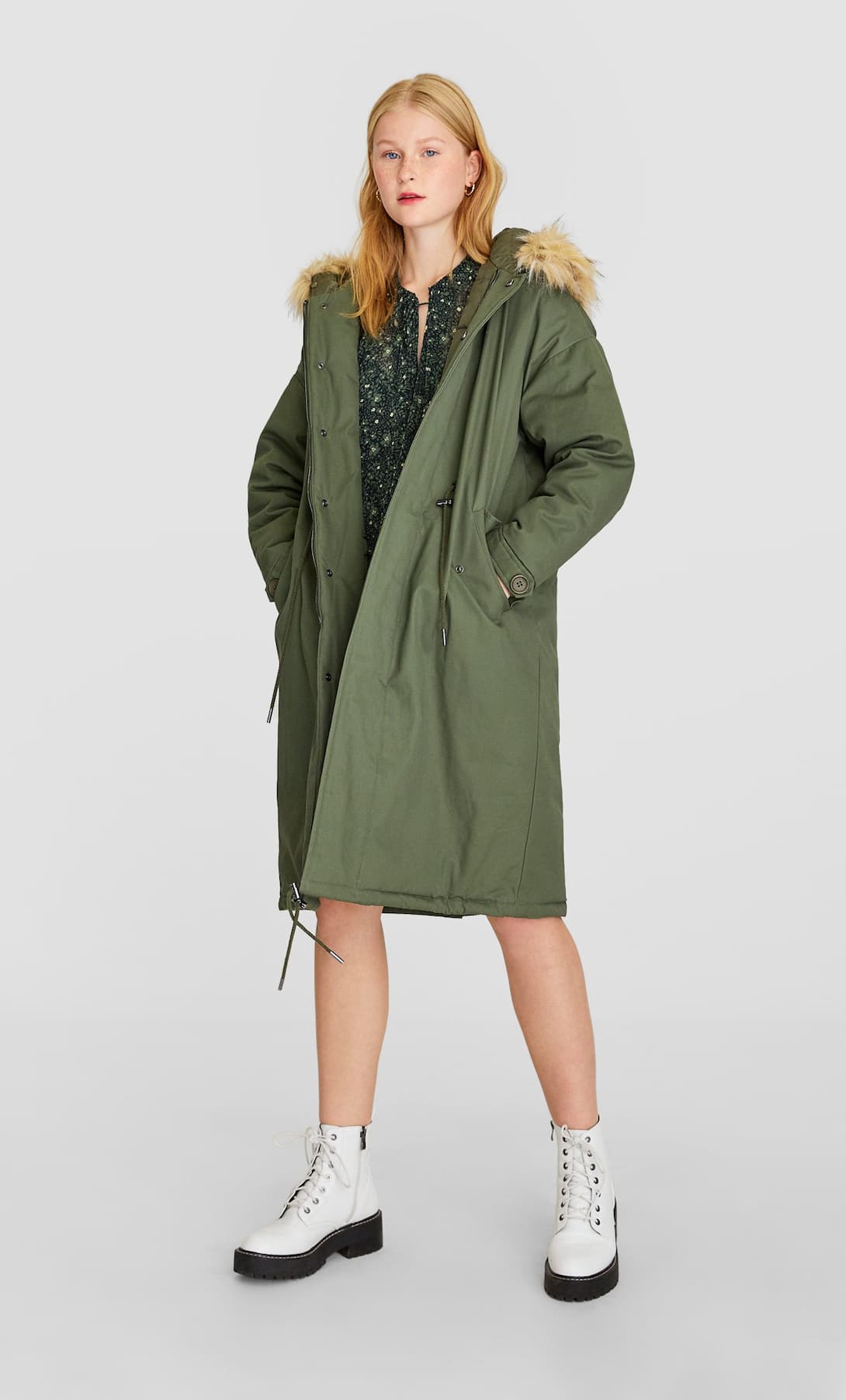 Esta  parka de Stradivarius  se puede convertir en el abrigo más práctico y ponible de tu armario. Lo mejor es que es una prenda super calentita. (69,99 euros).