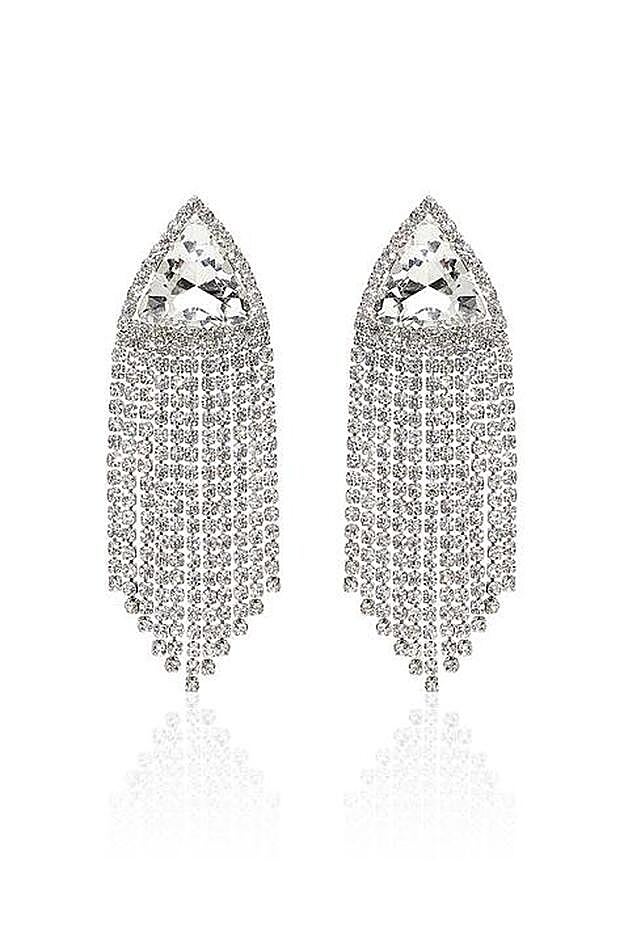 María Fernández-Rubíes ha apostado por unos pendientes en cascada como estos de My Peep Toes shop. La mala noticia es que están agotados (35 euros).