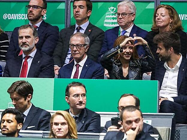 Shakira gesticulando a sus hijos, que seguían la final de la Copa Davis desde otra grada.