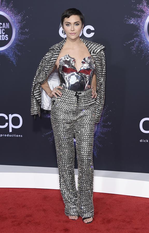 Alyson Stoner con un traje de brillantes y top metalizado.