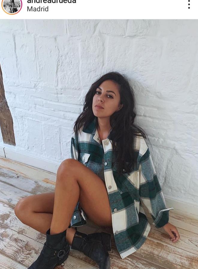 A la influencer Andrea Rueda le hemos visto el cabello ondulado con plancha y liso tabla, pero también es experta en sacar partido a su melena al natural como nos demostró con este look.