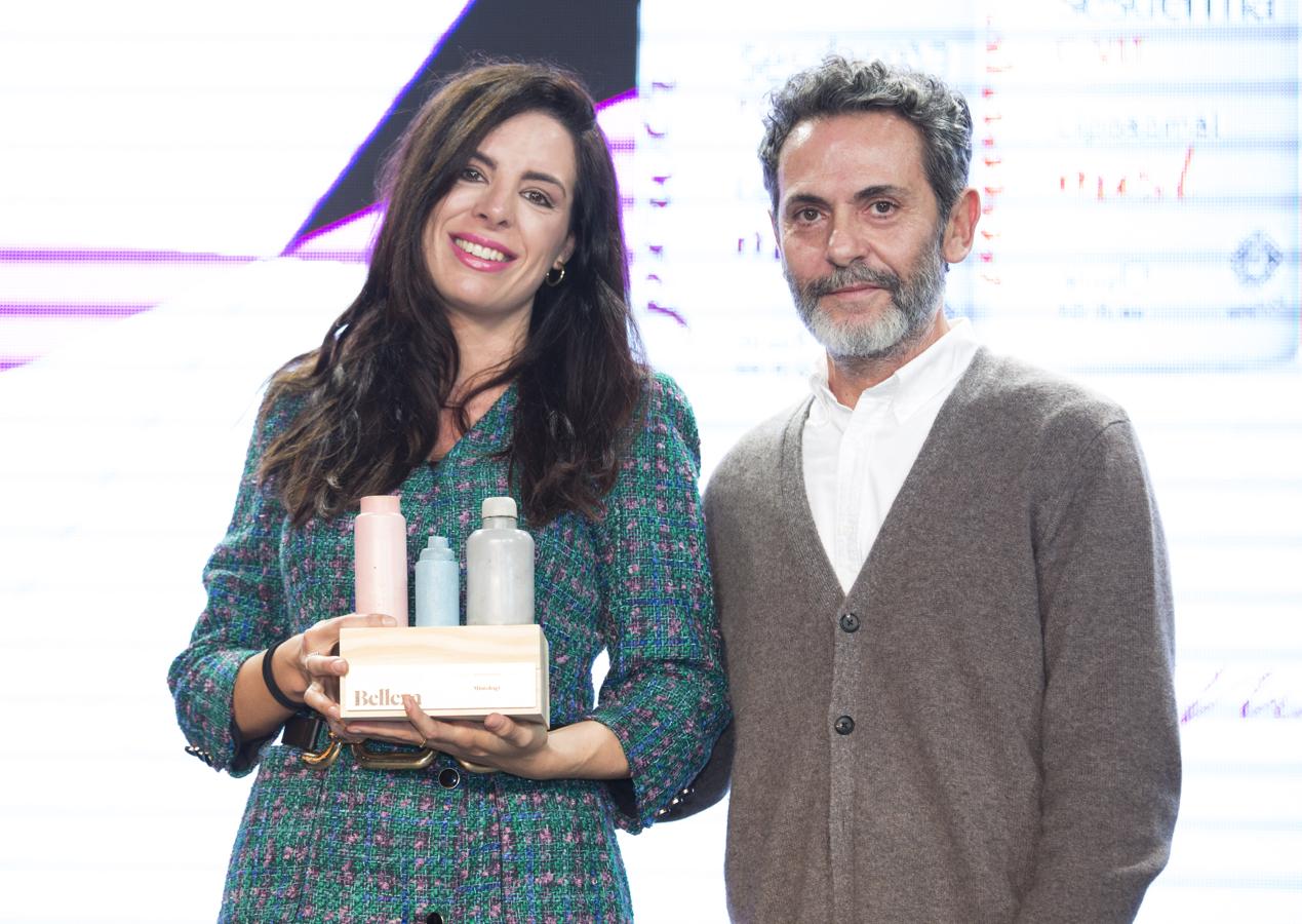El jurado de Mujerhoy ha elegido la gama  Mistology de Sesderma . Ha recogido el premio Paula Pérez, head of Communications de Sesderma. Le ha hecho entrega del mismo Gervasio Pérez, director de Moda y Belleza de Mujerhoy.