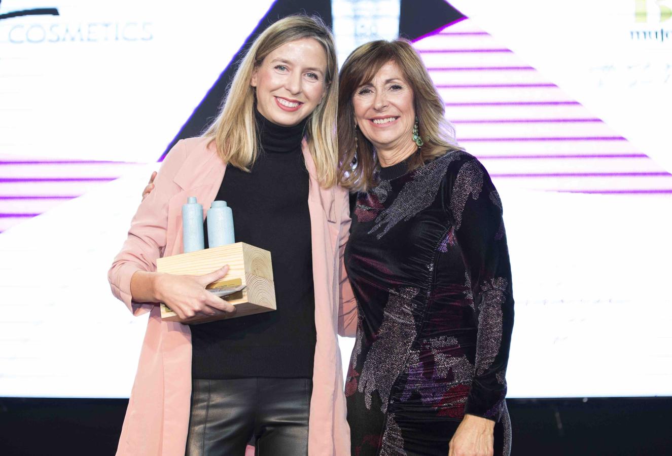 Las lectoras y la redacción han coincidido al otorgárselo a  Your Skin but Better CC+ de It Cosmetics . Liliana Maguregui ha entregado el galardón en nombre de la revista a Carla Serrat, directora de Marketing de It Cosmetics.