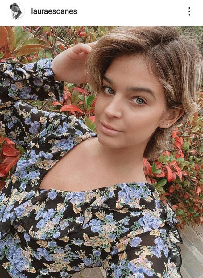 Laura Escanes continúa dejando crecer su pelo corto y para hacer este proceso un poco más llevadero, se ha ayudado del tratamiento de alisado natural de Keratin Infusion que más triunfa entre las influencers y con el que solo es necesario dejarlo secar al aire o con secador, para conseguir un resultado natural perfecto como el de la influencer.
