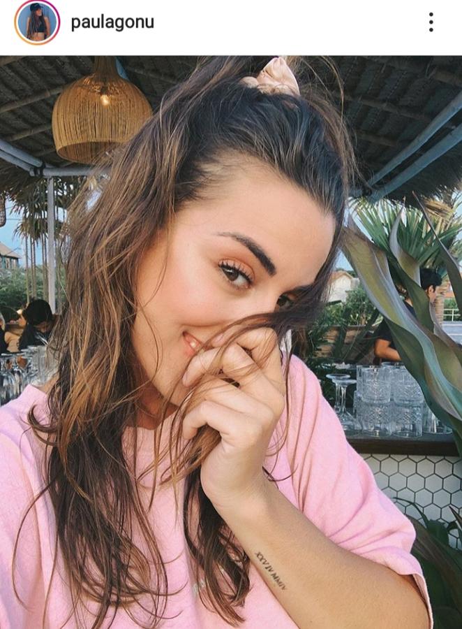 Paula Gonu también ha lucido en más de una ocasión su pelo ligeramente ondulado y al natural.
