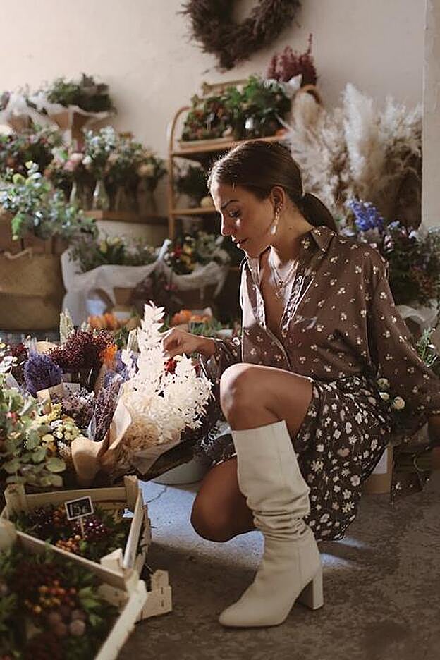Protagonismo absoluto para estas botas en color blanco crema de Zara que lleva Paula Ordovás.