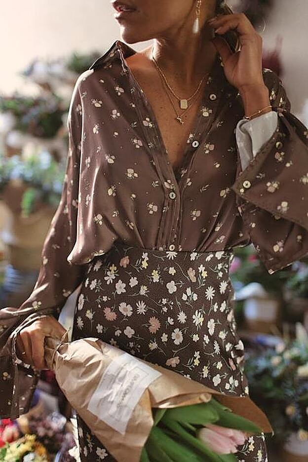 Detalle del contraste de estampados del conjunto floral de Paula Ordovás y de los colgantes de la nueva colección de My Peep Toes.