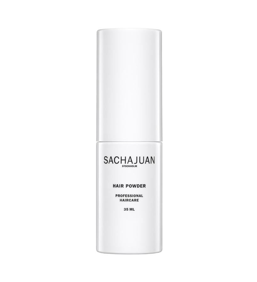 Este polvo ligero y seco modifica la estructura capilar, dando la impresión de tener un cabello más espeso. Aporta una mayor sensación de movimiento al ofrecer textura y volumen al cabello. Seco e invisible sobre cualquier cabello, independientemente de su color. De gran polivalencia, puede usarse desde la raíz para aportar volumen y relieve. Para separar y estructurar, aplícalo en todo el cabello. (37,95 €).