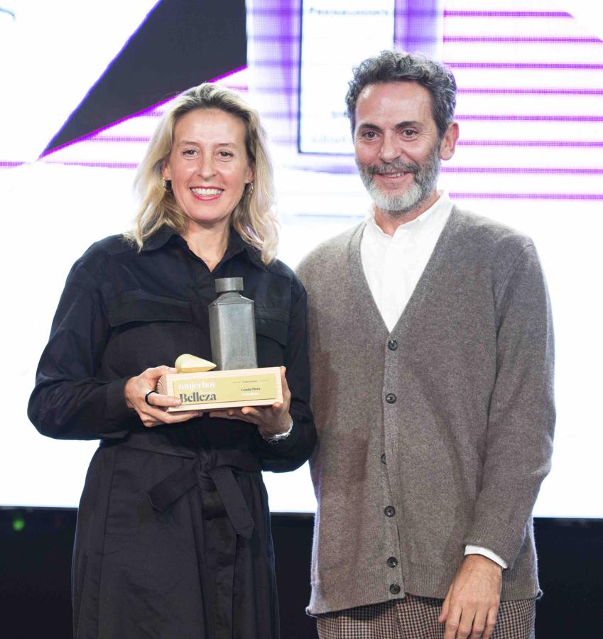 La fragancia  Cousin Flora  de la firma Penhaligon's, que sigue fiel a su ADN después de 150 años de historia, se ha hecho con el galardón. Lo ha entregado Gervasio Pérez y lo ha recogido Raquel Puentes, directora de Comunicación de Puig España.