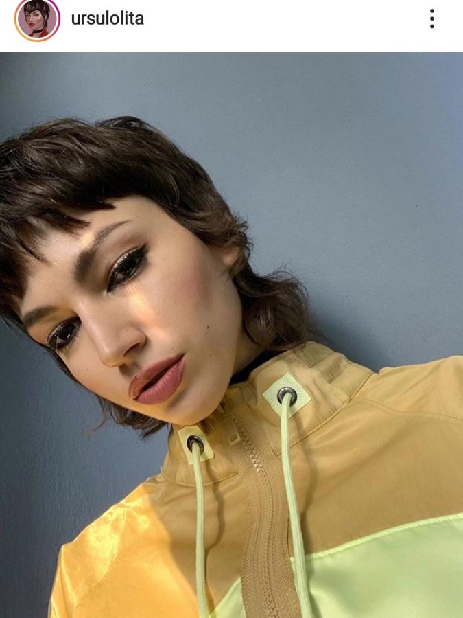 Úrsula Corberó sabe que su cabello al natural es el mejor peinado para los cabellos con un corte pixie desigualado como el suyo. A veces con un ligero toque de plancha en el flequillo es más que suficiente para hacer de este el peinado perfecto.