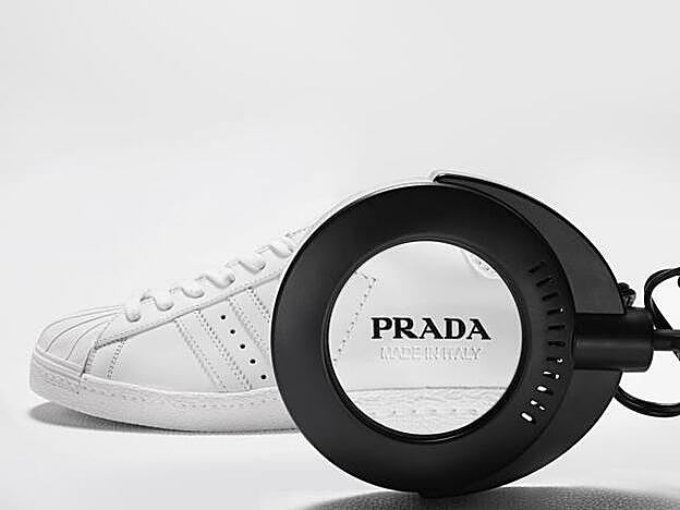 La marca de Prada impresionada en las Superstars de Adidas.