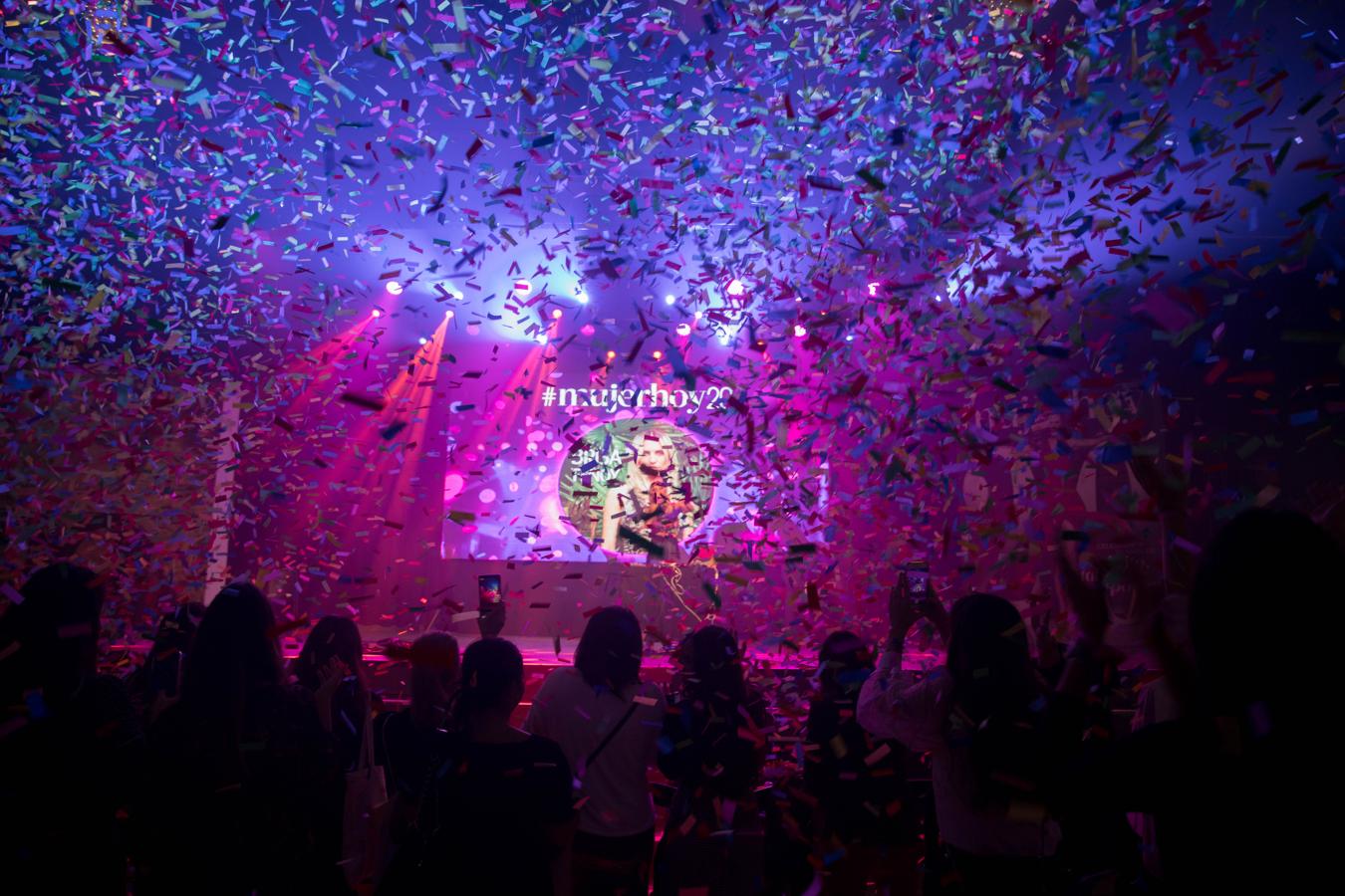 Si una buena fiesta se mide por la cantidad de confeti que te tienes que quitar del pelo, este concierto 20 aniversario fue grandioso.