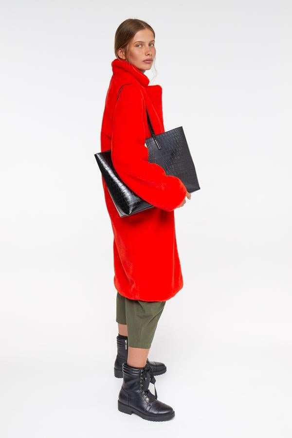 Con cierre metalizado y textura de piel de cocodrilo, este shopper de Sfera está disponible en negro y en rojo, y tuene un precio de 17,99 euros, unos 14 durante el Black Friday.