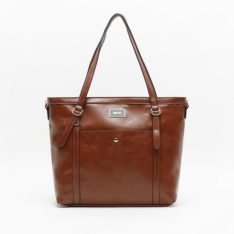 Grande, con diferentes compartimentos exteriores y con un diseño cargado de elegancia. Es de Misako, cuesta 29,99 euros y está disponible en berenjena y negro.