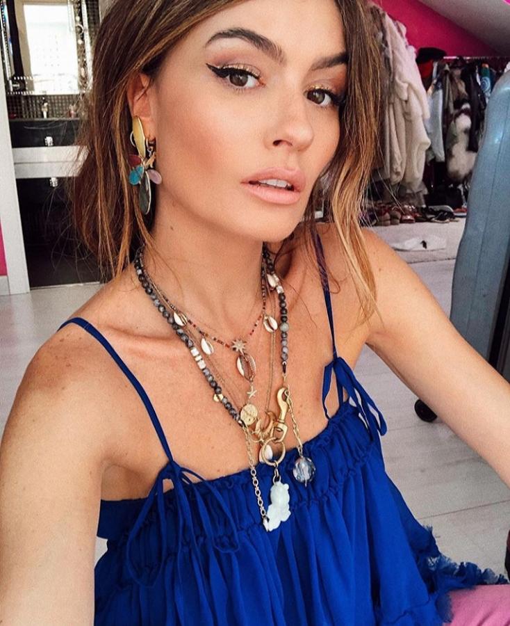 Pero si el delineado clásico en color negro es tu imprescindible en todos los maquillajes, también puedes combinarlo con un eyeliner más llamativo, como este en tono dorado.