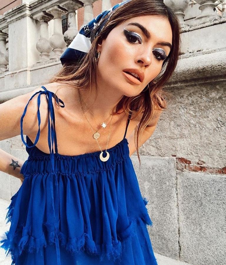 Los ojos ahumados siempre son un acierto asegurado. Así que esta opción de smokey eyes en tonos azules y grises con eyeliner plateado también nos ha convencido.